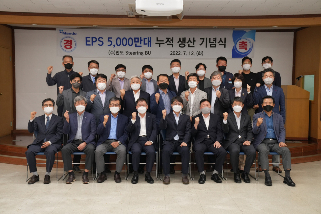 만도 조성현 사장(앞줄 왼쪽 네번째), 배홍용 부사장 (오른쪽 네번째), 조종용 원주시 부시장(오른쪽 세번째)과 내외빈들이 기념촬영을 하고 있다.