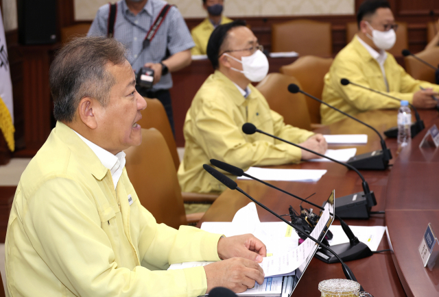 이상민 행정안전부 장관이 15일 오전 정부서울청사에서 열린 신종 코로나바이러스 감염증(코로나19) 대응 중앙재난안전대책본부 회의를 주재하고 있다. 연합뉴스