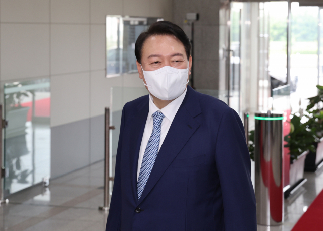 윤석열 대통령이 15일 오전 서울 용산 대통령실 청사로 출근, 기자들과 질의응답을 하고 있다. 연합뉴스