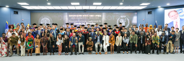 영남대가 데이비드 비즐리 유엔세계식량계획(UN WFP) 사무총장에게 명예국제개발학박사 학위를 수여했다. 영남대 제공