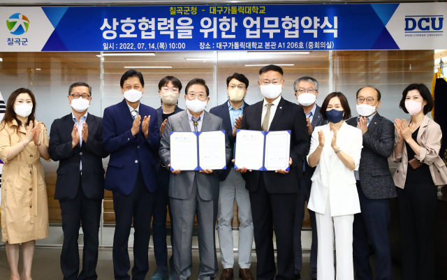 칠곡군과 대구가톨릭대학교는 칠곡군 인문학 대중화 사업을 위한 협약을 체결했다. 칠곡군 제공