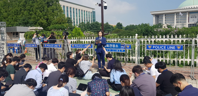 박지현 더불어민주당 전 비상대책위원장이 15일 국회 정문 앞에서 당 대표 경선 출마를 서언하고 있다. 박진종 디지털매일 기자
