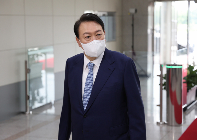 윤석열 대통령이 15일 오전 서울 용산 대통령실 청사로 출근, 기자들과 질의응답을 하고 있다. 연합뉴스