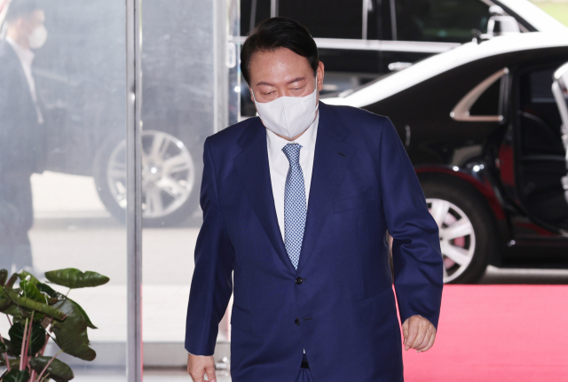 윤석열 대통령이 15일 오전 서울 용산 대통령실 청사로 출근하고 있다. 연합뉴스