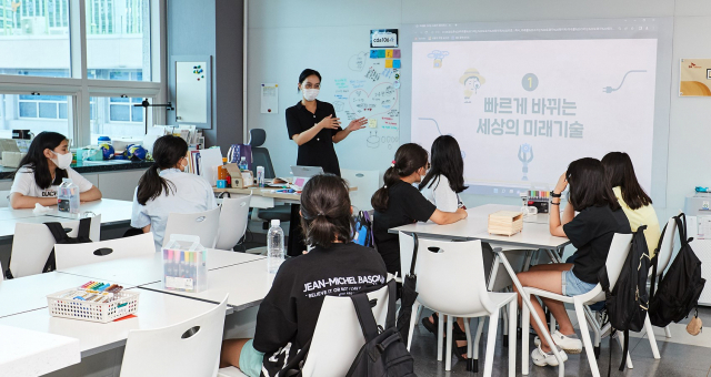 SK실트론 구성원이 서울 창덕여중에서 반도체 분야 진로 교육을 하고 있다. SK실트론 제공