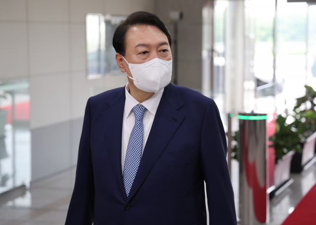윤석열 대통령이 15일 오전 서울 용산 대통령실 청사로 출근, 기자들과 질의응답을 하고 있다. 연합뉴스