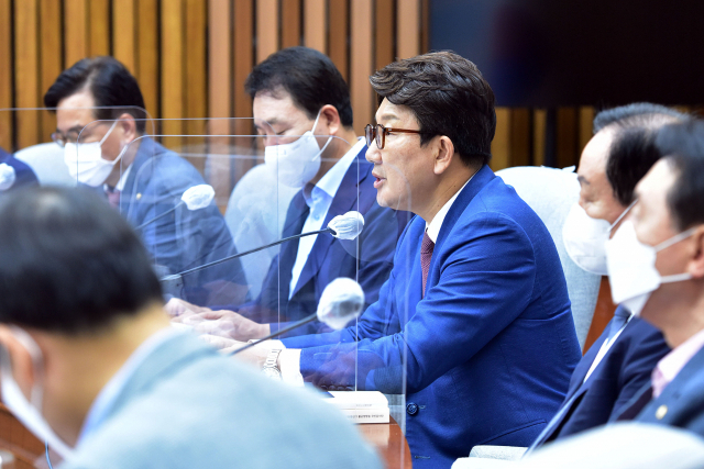국민의힘 권성동 대표 직무대행 겸 원내대표가 15일 오전 국회에서 열린 원내대책회의에서 발언하고 있다. 연합뉴스