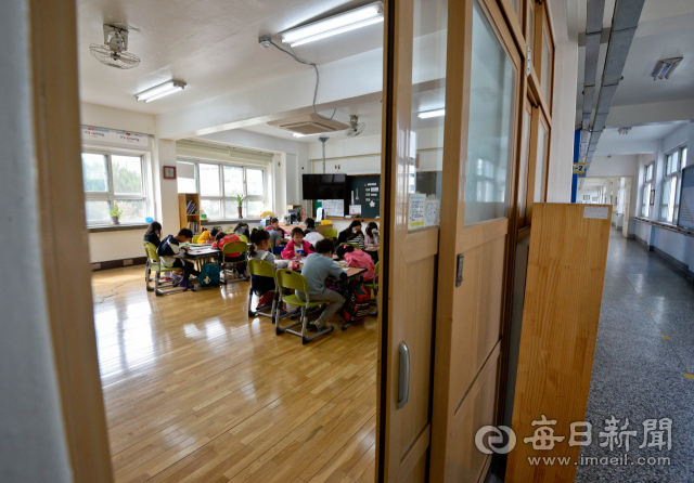 출산율 하락 여파로 초등학생 수가 점점 줄고 있다. 대구 한 초등학교 1학년 학생들이 수업을 받고 있다. 매일신문 DB