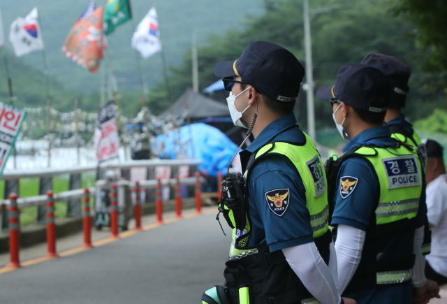 14일 낮 경남 양산시 하북면 지산리 평산마을 문재인 전 대통령 사저 앞 도로에 경찰관들이 질서유지, 돌발상황 발생에 대비해 대기하고 있다. 연합뉴스