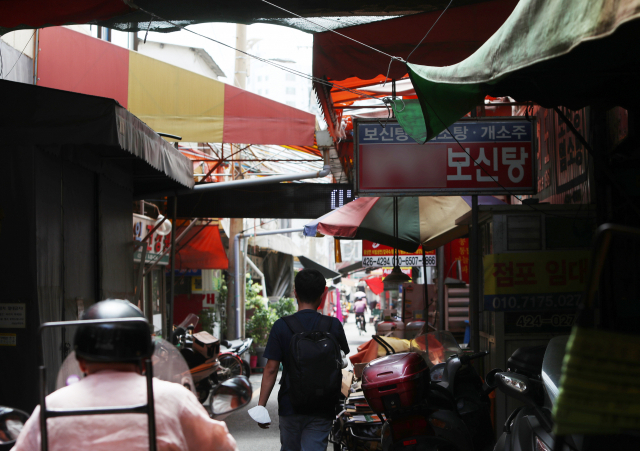 초복(初伏)을 이틀 앞둔 14일 대구 북구 칠성개시장 골목이 한산한 분위기다. 전날 