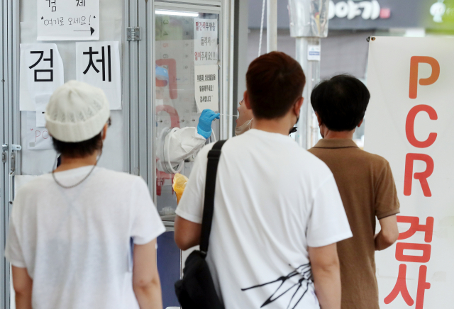 15일 인천시 미추홀구 주안역 앞 선별진료소에서 시민들이 검체 검사를 기다리고 있다. 연합뉴스