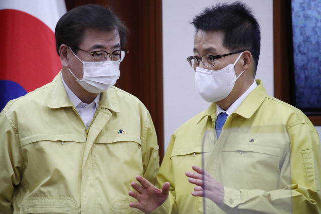 2021년 2월 당시 서훈 청와대 국가안보실장과 박지원 국가정보원장이 서울 세종로 정부서울청사에서 열린 중앙통합방위회의에 참석해 대화하고 있다. 연합뉴스