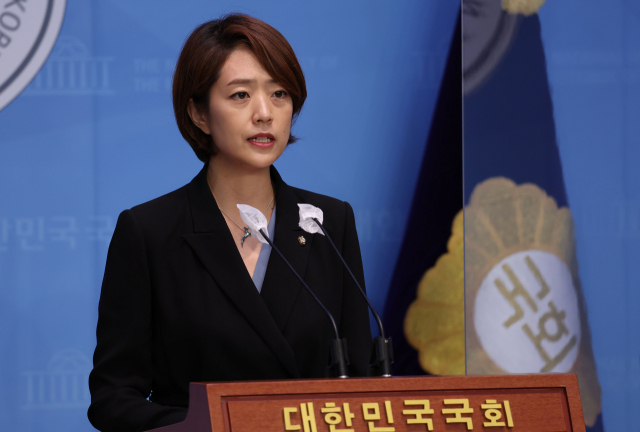 더불어민주당 고민정 의원이 12일 오전 국회 소통관에서 최고위원 출마 선언 기자회견을 하고 있다. 연합뉴스