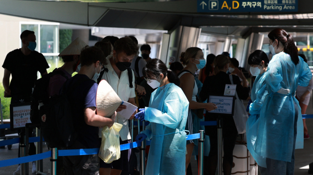 코로나19 재확산세가 뚜렷한 가운데 정부가 공항 검역 관리를 강화한다. 정부는 인천공항 및 7개 지방공항에 단계적으로 총 200여명의 검역 지원인력을 투입해 승객 분류 등 검역 관리를 강화한다고 어제인 15일 밝혔다. 사진은 이날 인천국제공항 제1여객터미널. 연합뉴스