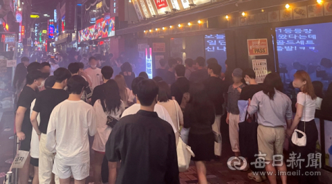 코로나19 확산세가 거세지는 가운데 16일 오후 대구 중구 동성로 클럽골목이 젊은이들로 북새통을 이루고 있다. 이날 0시 기준 대구의 신규 확진자는 1천335명으로 일주일 전 같은 요일(712명)보다 두 배가량 늘었다. 정운철 기자 woon@imaeil.com