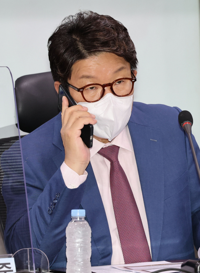국민의힘 권성동 당 대표 직무대행 겸 원내대행이 15일 오후 서울 여의도 국회 의원회관에서 홍석준 의원 주최로 열린 