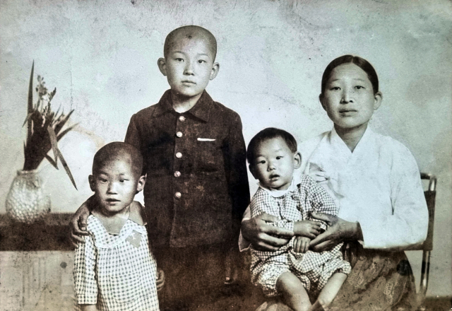 이옥순 씨가 4세 무렵일 때 큰오빠 이구연 씨와 찍은 가족사진. 왼쪽 두번째가 이구연 씨, 세번째가 이옥순 씨. 가족 제공.