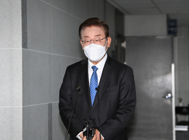 더불어민주당 이재명 의원이 15일 오전 국회 의원회관 의원실 앞에서 취재진의 질문에 답하고 있다. 연합뉴스