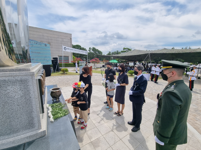 17일 오전 포항 해병대 제1사단 마린온 순직자 위령탑에서 진행된 마린온 순직자 4주기 추모행사에서 순직 장병 유가족들이 헌화하고 있다. 배형욱 기자