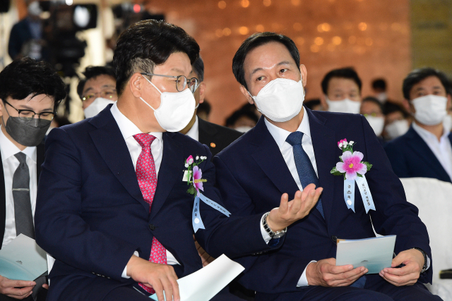 17일 서울 여의도 국회에서 열린 제74주년 제헌절 경축식에서 국민의힘 권성동 당대표 직무대행 겸 원내대표와 더불어민주당 우상호 비상대책위원장이 대화하고 있다. 연합뉴스