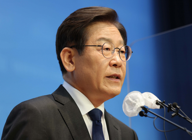 더불어민주당 이재명 의원이 17일 서울 여의도 국회 소통관에서 당대표 출마 기자회견을 하고 있다. 연합뉴스