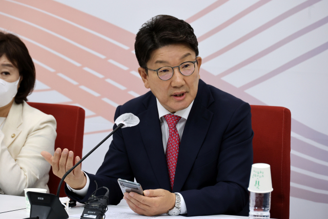 국민의힘 권성동 원내대표가 17일 서울 여의도 국회 원내대표실에서 열린 취임 100일 기자간담회에서 발언하고 있다. 연합뉴스