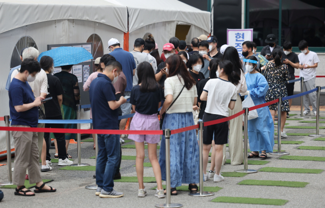 신종 코로나바이러스 감염증(코로나19) 신규 확진자 수가 4만342명을 기록한 17일 오후 서울 강남구보건소 코로나19 선별진료소를 찾은 시민들이 검사를 위해 대기하고 있다. 연합뉴스