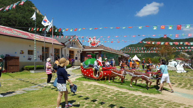 지난 2019년 여름 산타마을을 찾은 관광객들이 다양한 체험을 즐기고 있다. 봉화군 제공