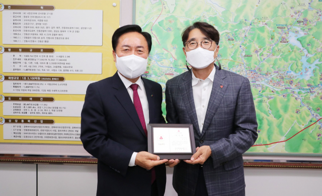 안동시 나눔리더 4호로 등록된 권기창 안동시장이 전우헌 경북사회복지공동모금회장으로부터 인증패를 받고 있다. 안동시 제공