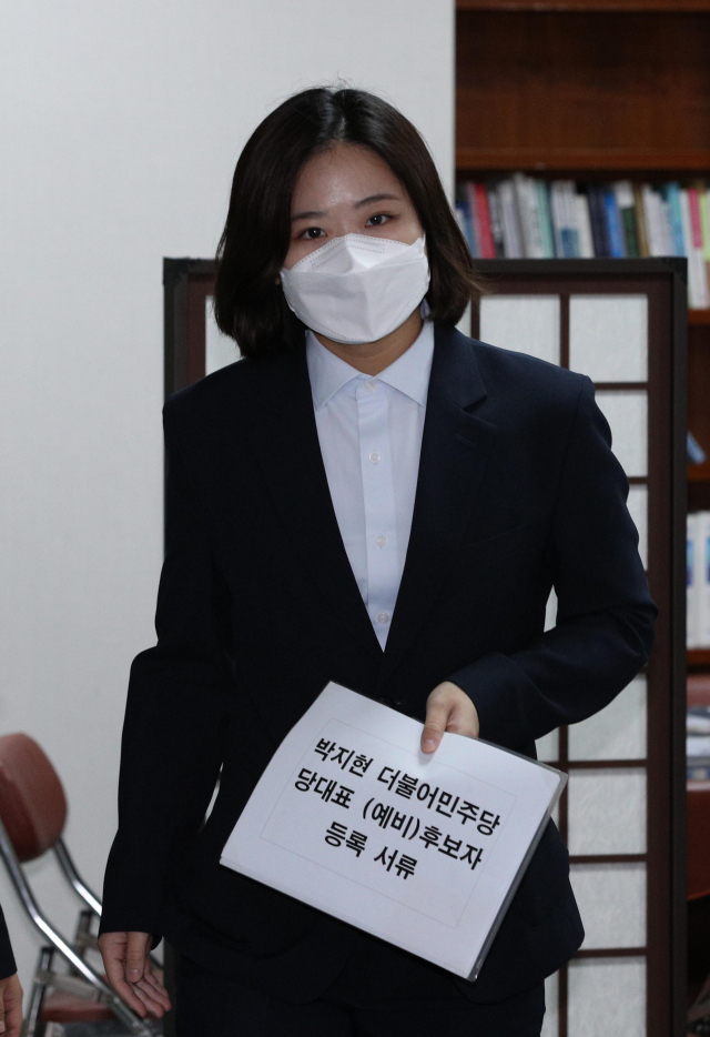 더불어민주당 박지현 전 공동비상대책위원장이 18일 오전 국회 의원회관에 마련된 민주당 중앙당 선관위 접수처에 당 대표 예비 경선 후보자 등록을 위해 들어서고 있다. 박 전 위원장은 피선거권 자격 미비를 이유로 서류 제출이 거부됐다. 연합뉴스