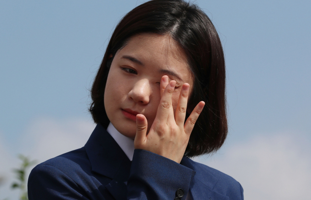 더불어민주당 박지현 전 공동비상대책위원장이 15일 국회 정문 앞에서 기자회견을 열고 차기 당대표 경선 출마 선언을 하던 중 땀을 닦고 있다. 연합뉴스