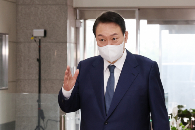 윤석열 대통령이 18일 오전 서울 용산 대통령실 청사로 출근하며 기자들과 질의응답을 하고 있다. 연합뉴스