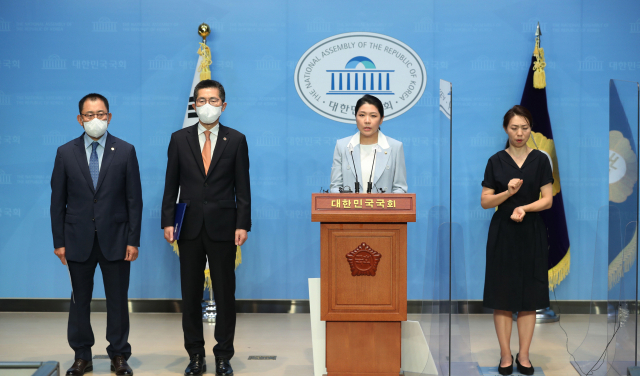 더불어민주당 신현영 의원이 18일 오후 서울 여의도 국회 소통관에서 열린 