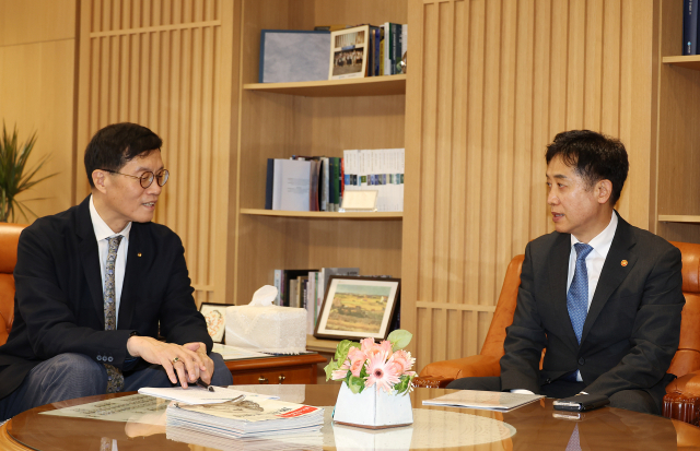 김주현 금융위원장(오른쪽)과 이창용 한국은행 총재가 18일 오후 서울 중구 한국은행에서 첫 회동을 하고 있다. 연합뉴스