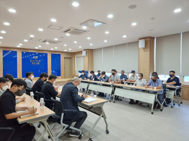 후포항 크루즈선 취항에 따른 주민 간담회가 18일 후포수협에서 열리고 있다. 이상원 기자