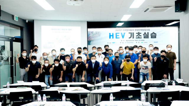 교육생들은 실제 차량으로 고장진단실습을 했고, 교육 이수 후 기념사진을 촬영했다. 영남이공대 제공