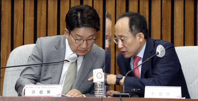 국민의힘 권성동 당대표 직무대행 겸 원내대표(왼쪽)와 추경호 부총리 겸 기획재정부 장관이 18일 국회에서 열린 