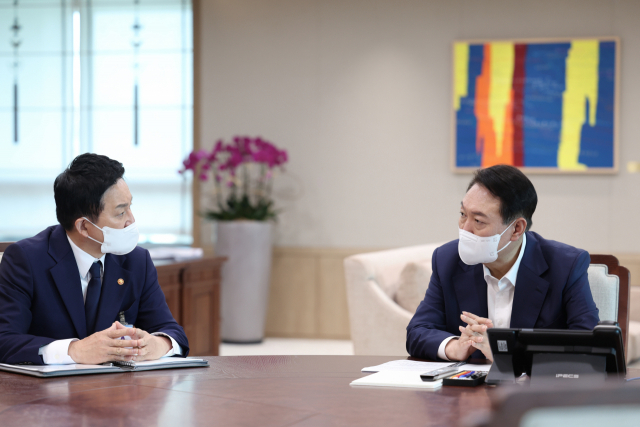 윤석열 대통령이 18일 오후 서울 용산 대통령실청사에서 원희룡 국토교통부 장관으로부터 부처 업무보고를 받고 있다. 연합뉴스
