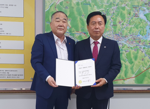 권기창 안동시장이 18일 음식절조 소유자인 이재업 성균관유도회 경북도본부 회장에게 안동시 문화유산 지정서를 전달하고 있다. 성균관유도회 경북도본부 제공