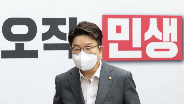 국민의힘 권성동 당대표 직무대행 겸 원내대표가 19일 오전 서울 여의도 국회에서 열린 원내대책회의에 참석하고 있다. 연합뉴스