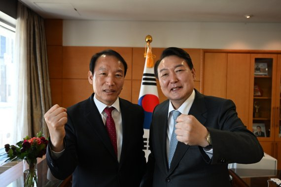 지난 4월 윤석열 당시 대통령 당선인과 주기환 당시 대통령직인수위원회 정무사법행정분과 전문위원. 주기환예비후보 캠프