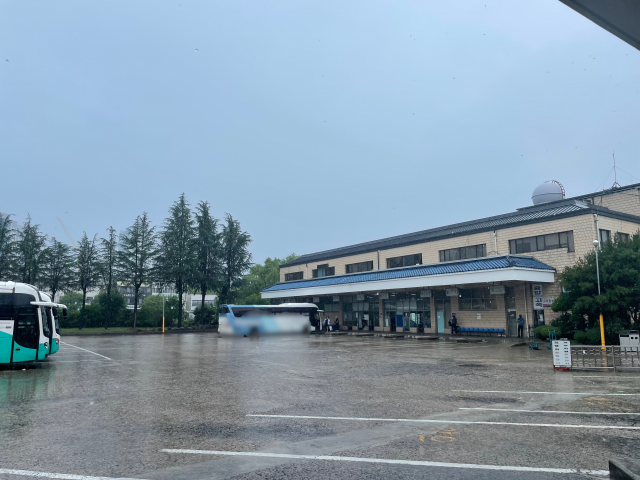 구미종합버스터미널 승하차 구역. 빛바랜 벽돌과 세월의 흔적이 가득한 지붕 기와 등으로 을씨년스럽다. 이영광 기자