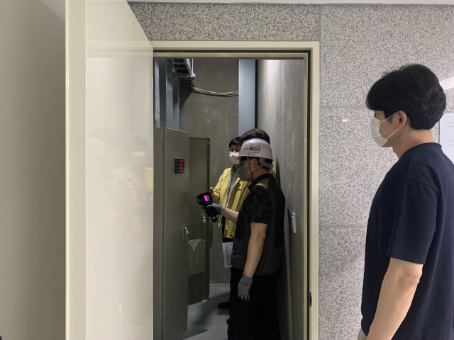 민관합동점검반이 대구국제고 전기케이블통로(EPS)실 내 분전함을 점검하고 있다. 대구시교육청 제공