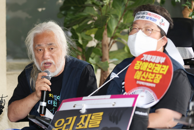 박경석 전국장애인차별철폐연대(전장연) 상임대표가 19일 오전 서울 용산경찰서에서 열린 전장연 경찰 조사 자진출석·김광호 서울경찰청장 법 준수 촉구 기자회견에서 발언하고 있다. 박 상임대표는 이날 용산경찰서에 승강기가 없다며 경찰 조사를 거부하고 입장문을 전달했다. 연합뉴스