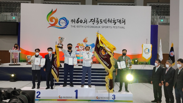 장용화 칠곡군체육회장이 경북도민체전 군부 9연패 후 우승기를 휘두르고 있다. 칠곡군 제공