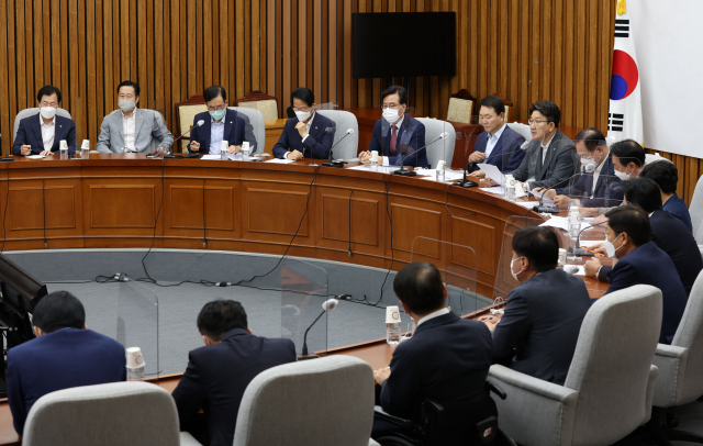 국민의힘 권성동 당대표 직무대행 겸 원내대표가 19일 오전 서울 여의도 국회에서 열린 원내대책회의에서 발언하고 있다. 연합뉴스