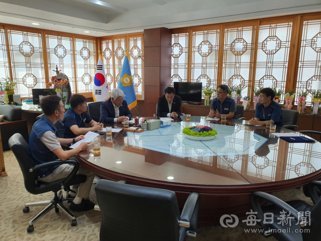 전국공무원노동조합 포항시지부 집행부와 백인규 포항시의회 의장이 만나 시의원에 대해 지역 공무원들이 느끼는 인식 등을 공유하며 협치에 대한 이야기를 나누고 있다. 포항전공노 제공