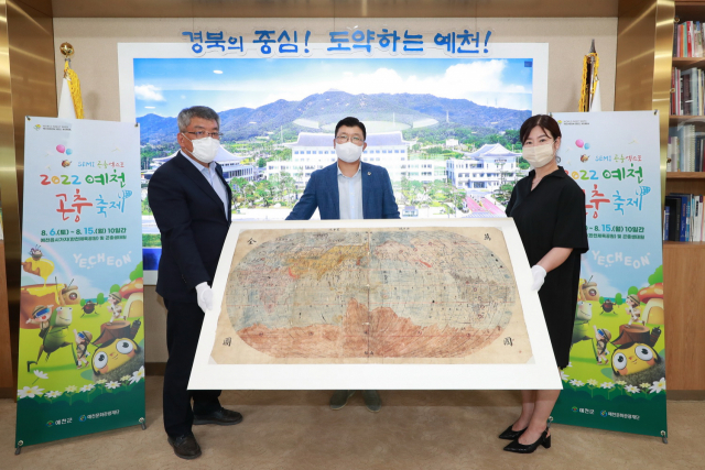 국내 최고(最古) 만국전도 기탁자인 박재문 씨와 김학동(왼쪽) 예천군수가 환수 기념식을 하고 기념 촬영하고 있다. 예천군 제공