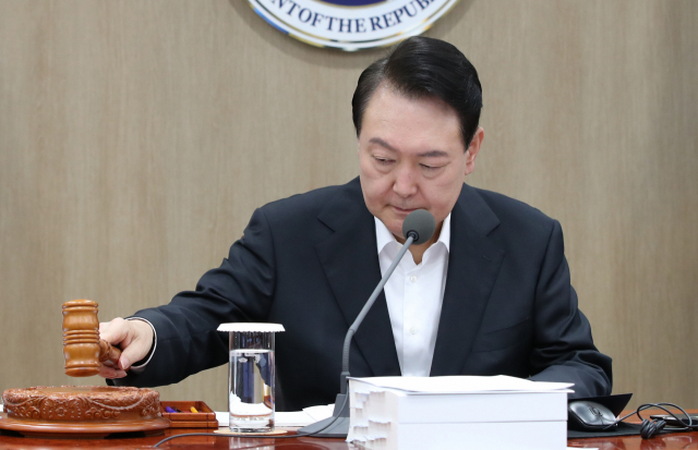 윤석열 대통령이 19일 오전 서울 용산 대통령실 청사에서 열린 국무회의에서 의사봉을 두드리고 있다. 연합뉴스