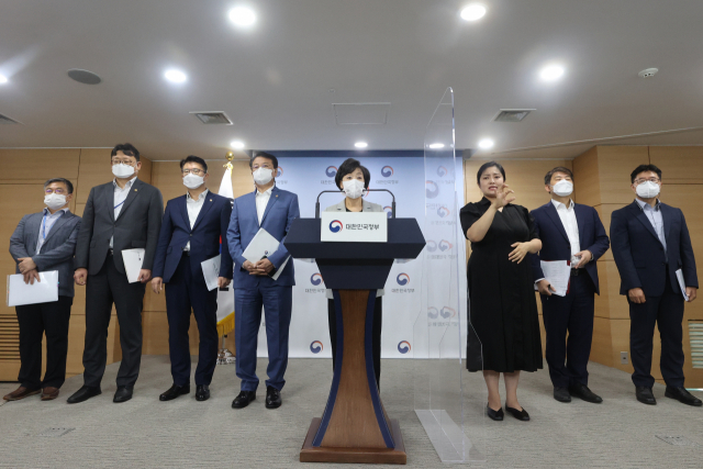 박순애 사회부총리 겸 교육부 장관이 19일 오후 서울 종로구 정부서울청사에서 반도체 관련 인재 양성방안을 발표하고 있다. 연합뉴스